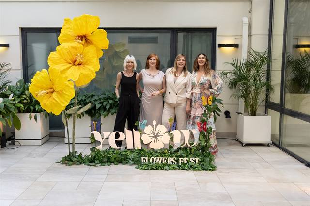 Invitadas de Yellow Flowers Fest junto a la ambientación de flores amarillas
